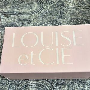 Louise et Cie Soft beige 8.5 shoes worn once has silver chain across